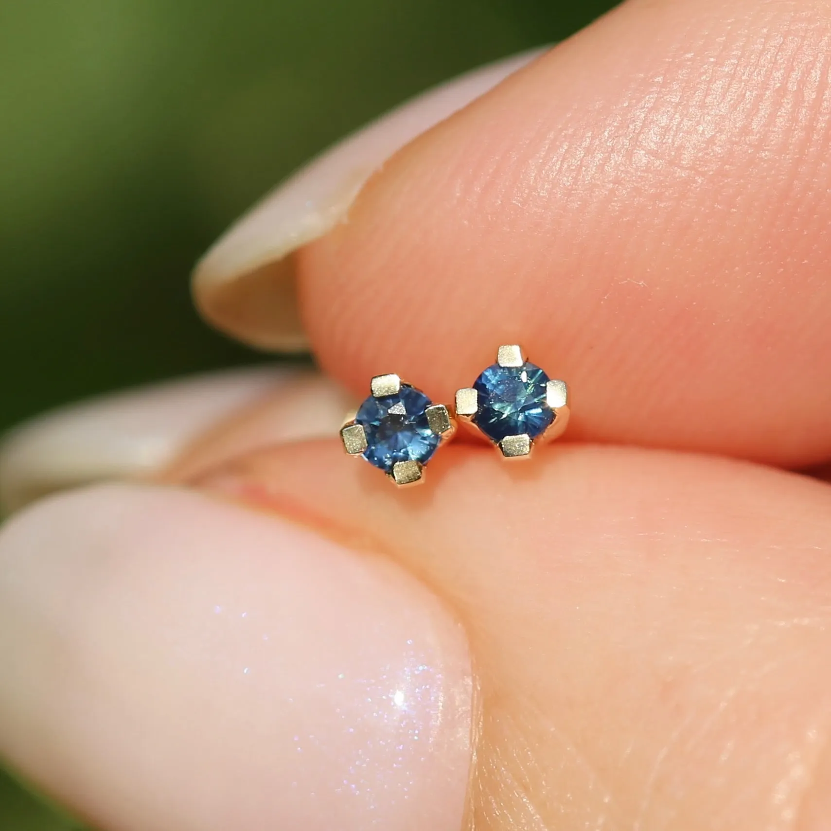 2.4mm Parti Stud Earrings, Bright Blue, 4 claw 9ct Yellow Gold