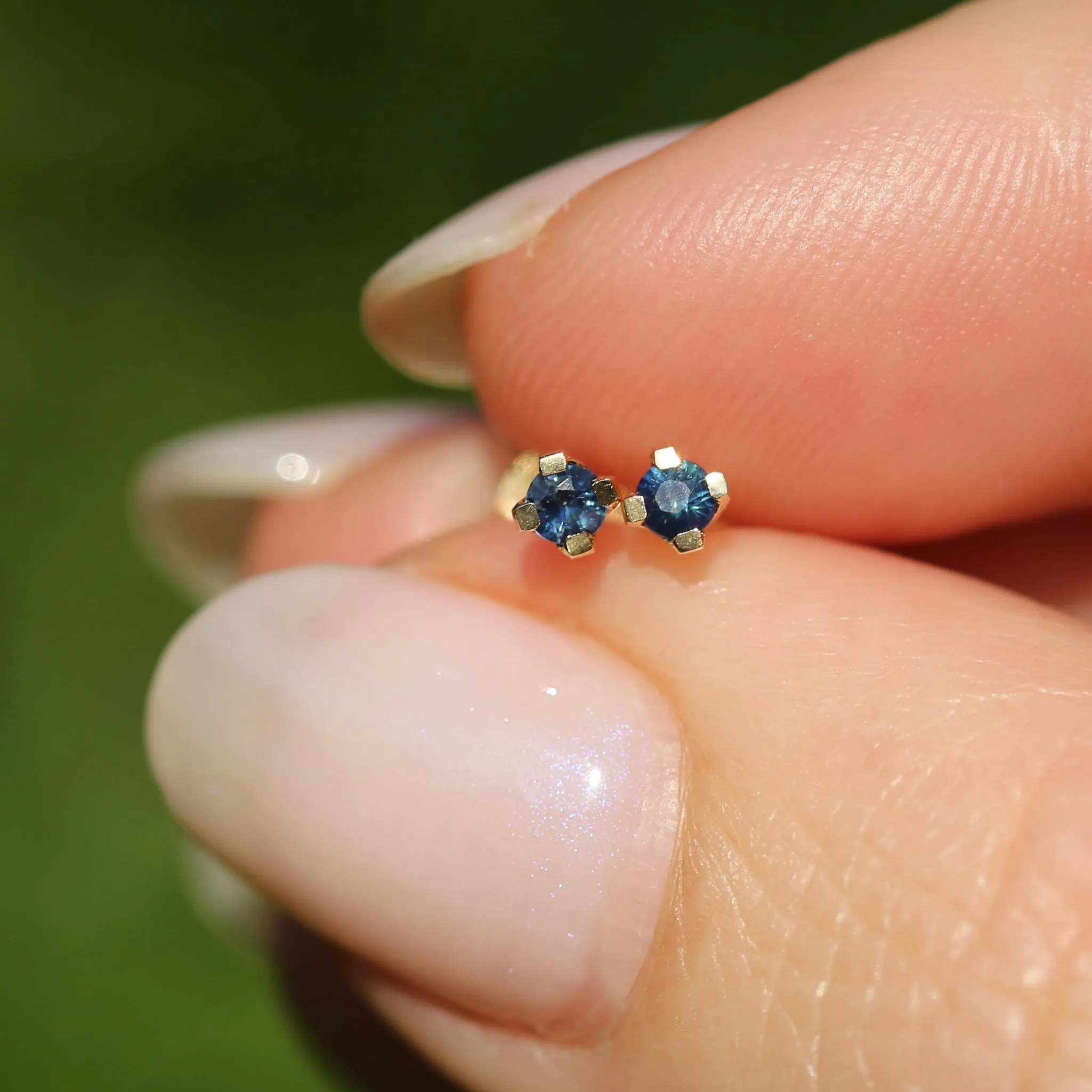 2.4mm Parti Stud Earrings, Bright Blue, 4 claw 9ct Yellow Gold